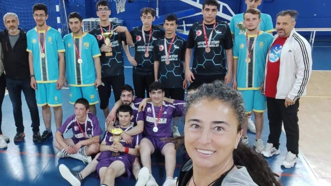 Erkekler Basketbol Hafif Zihin Kategorisinde İstanbul 3. sü Madalyasını Aldık.